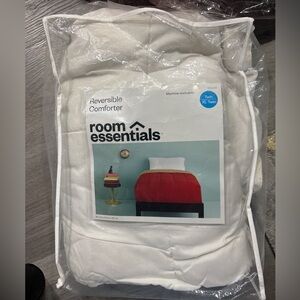 Comforter Room Essentials Reversible Comforter twin XL twin good condition